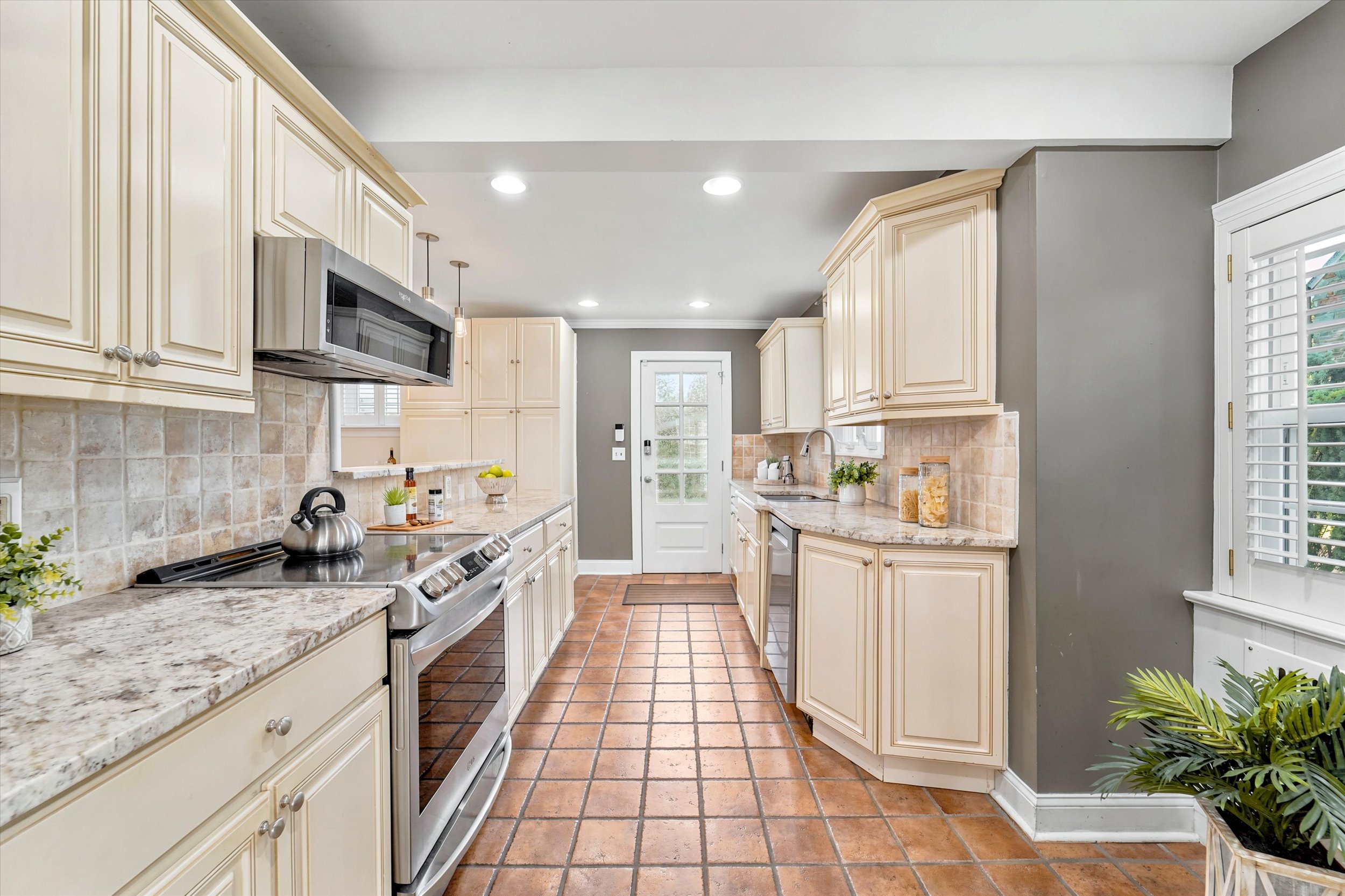 570 Strathmore Road Havertown, PA 19083 - Photo 10 of 33