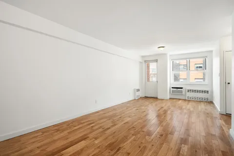 $615,000 | 170 West 23rd Street, Unit 5R | Chelsea