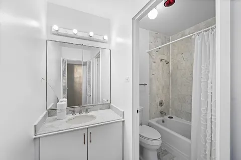 $3,700 | 117 East 57th Street, Unit 23F | Midtown East