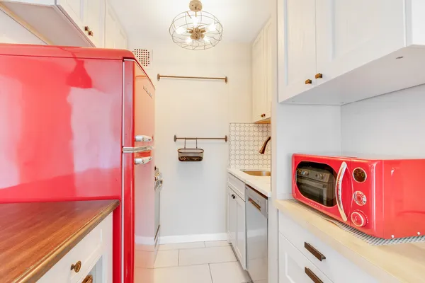 $3,900 | 240 East 76th Street, Unit 9A | Lenox Hill