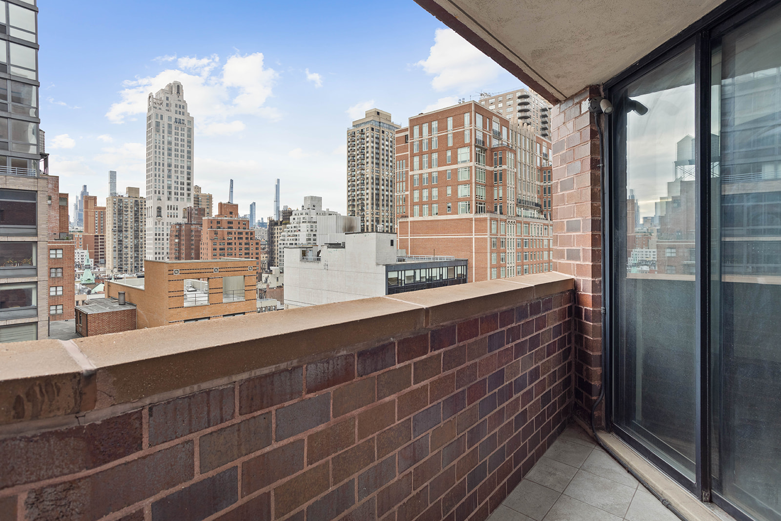 233 East 86th Street, Unit 16A Manhattan, NY 10028 - Photo 4 of 7 a terrace with a city view