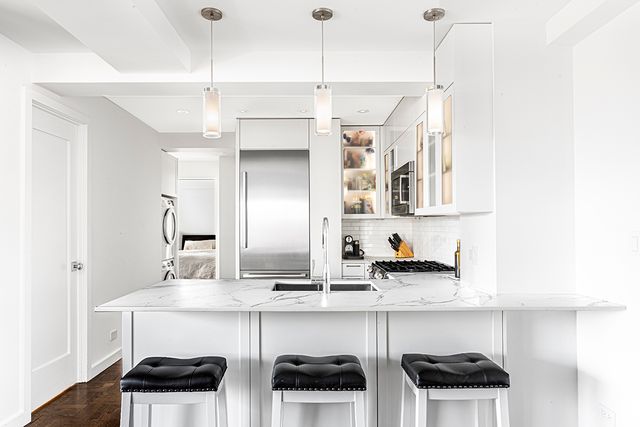 $2,600,000 | 11 5th Avenue, Unit 17O | Greenwich Village