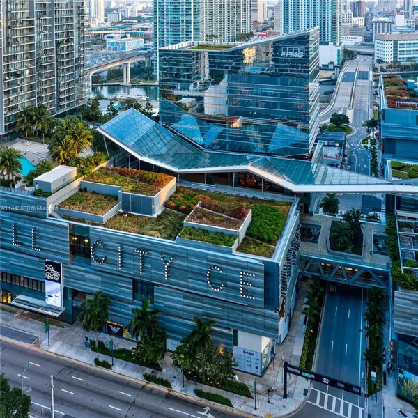 $5,799,900 | 88 Southwest 7th Street, Unit PH4303, Miami, FL 33130