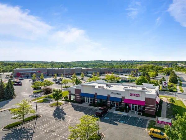 $5,100 | 652 North Edwards Boulevard, Unit 4, Lake Geneva, WI 53147