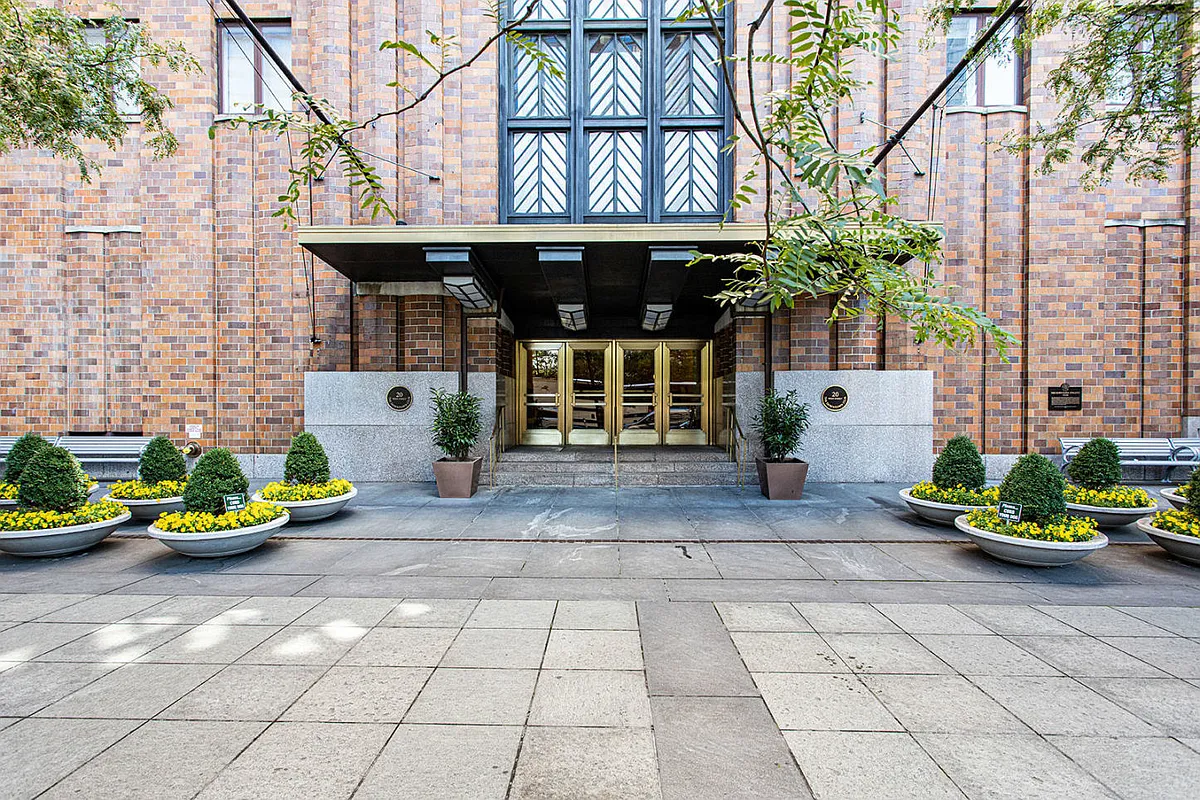 20 West Street, Unit 28F Manhattan, NY 10004 - Photo 9 of 18 a view of house with outdoor space and sitting area