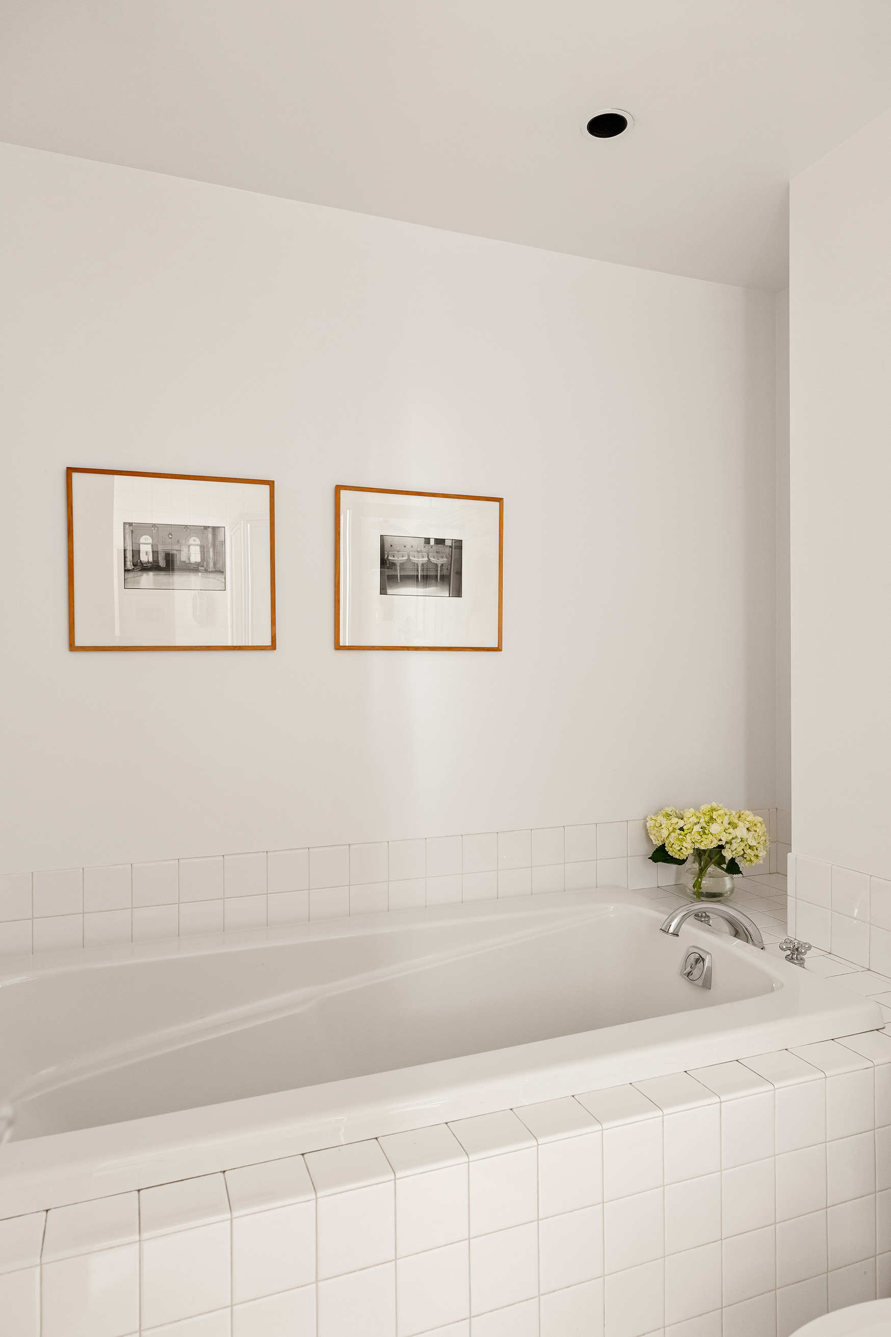 32 West 20th Street, Unit 9B Manhattan, NY 10011 - Photo 11 of 16 a bathroom with a bathtub