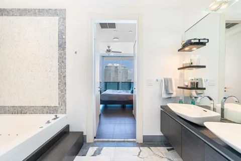 $975,000 | 200 Biscayne Blvd Way, Unit 4812, Miami, FL 33131