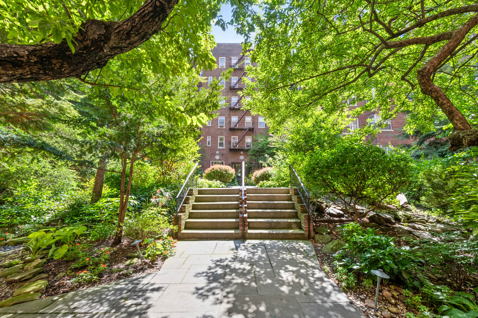 520 East 90th Street, Unit 3M Manhattan, NY 10128 - Photo 10 of 11 a backyard of a house with lots of green space