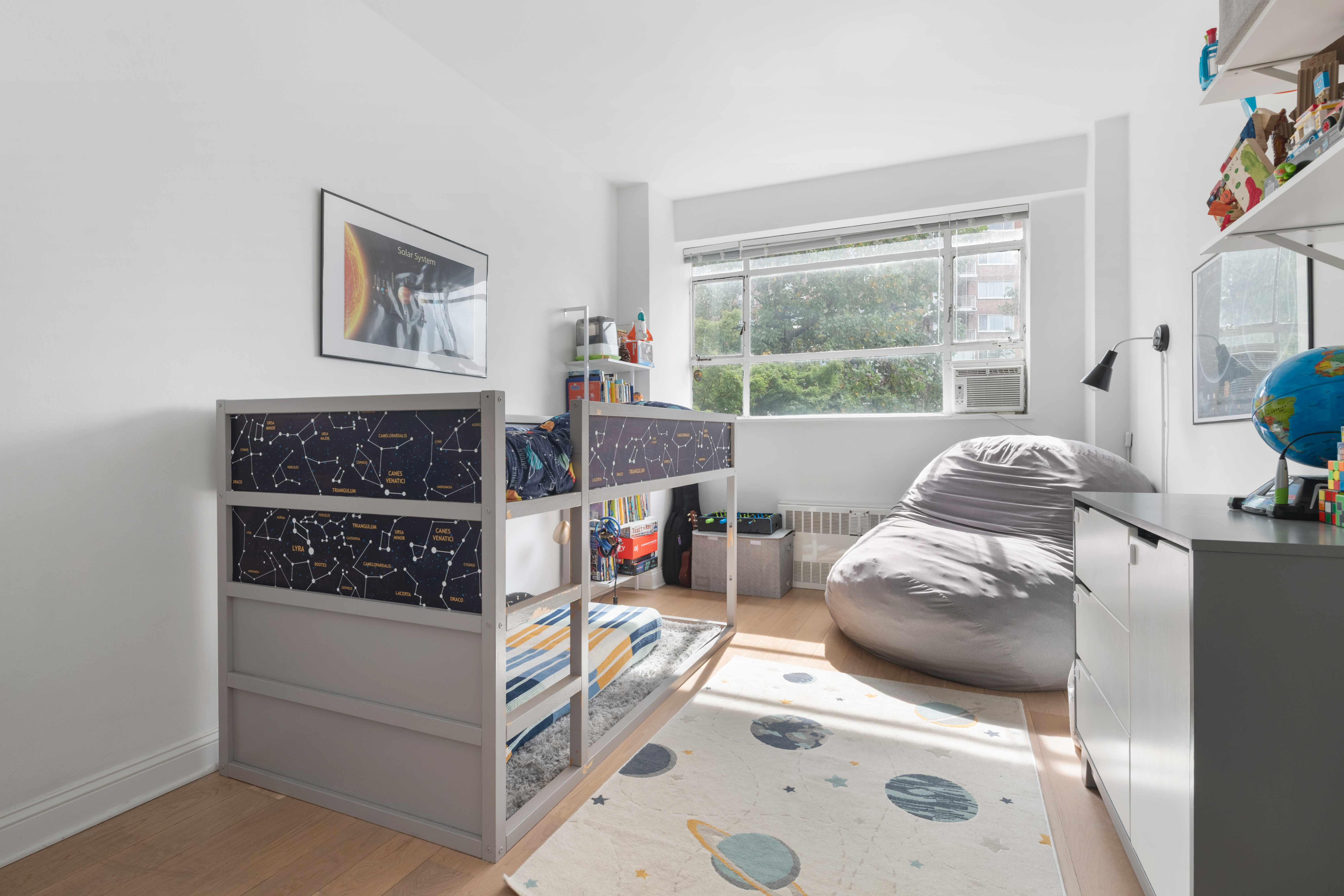 2727 Palisade Avenue, Unit 3H Bronx, NY 10463 - Photo 8 of 18 a living room with furniture and a window