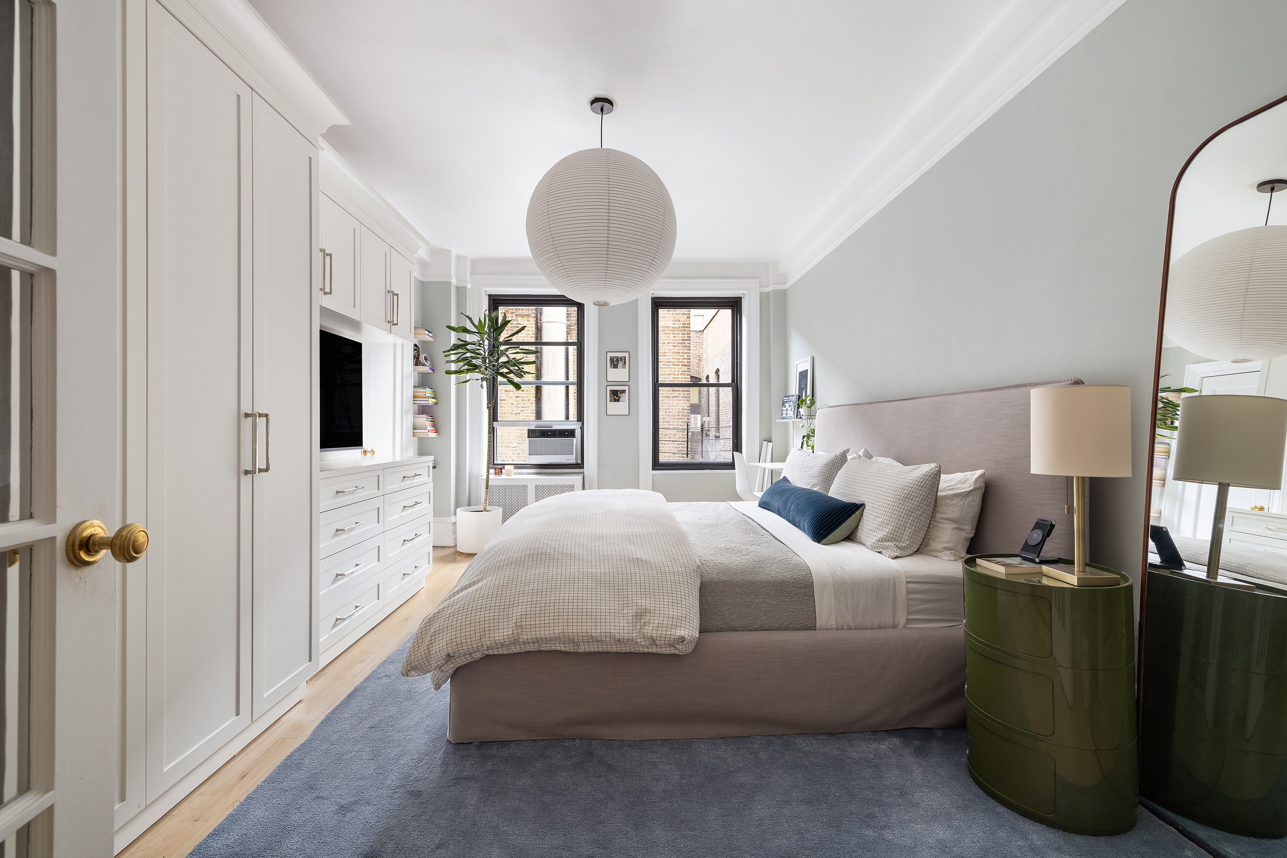 215 West 91st Street, Unit 77 Manhattan, NY 10024 - Photo 7 of 17 a bedroom with bed and a chandelier