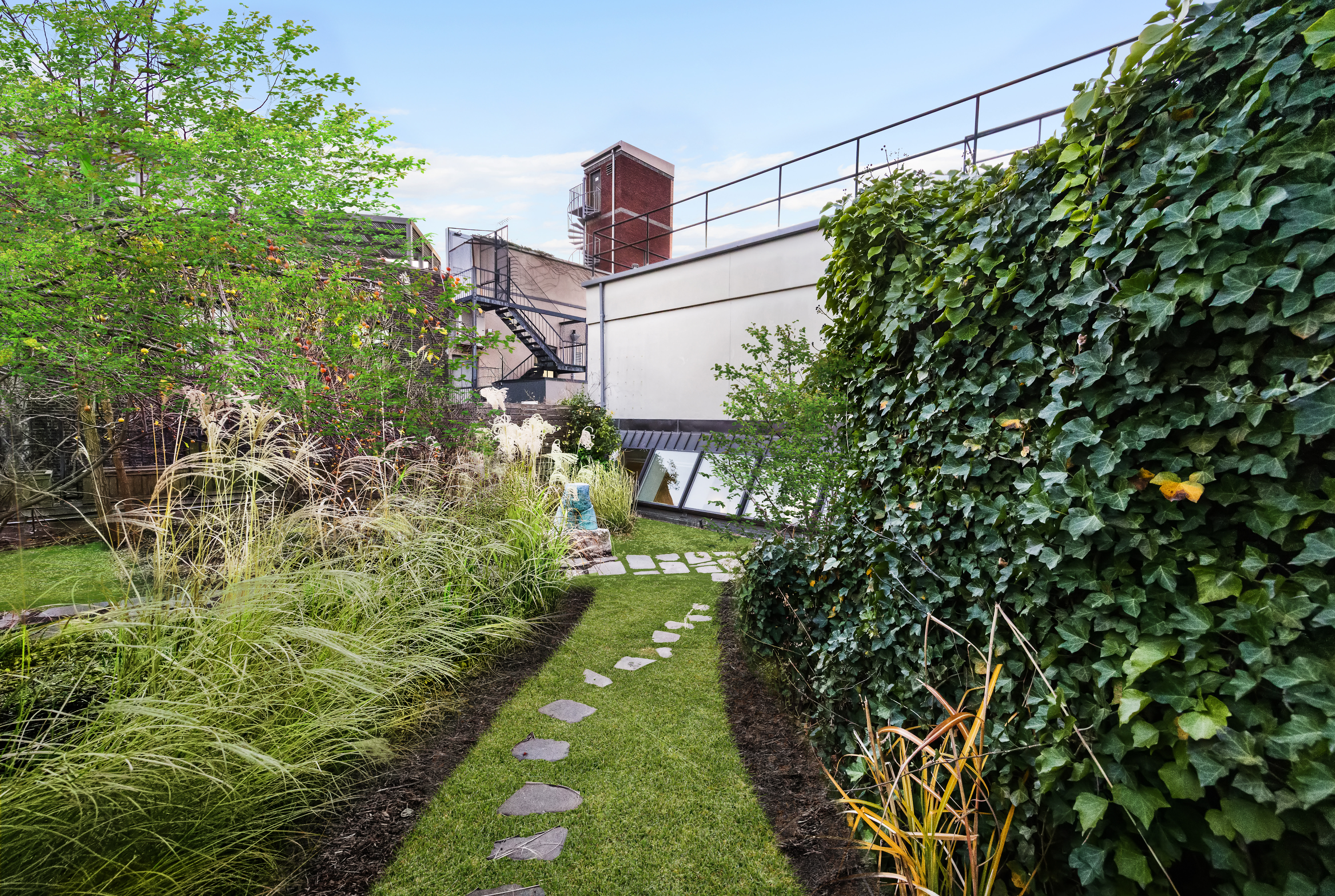 481 Washington Street, Unit PHS Manhattan, NY 10013 - Photo 6 of 20 a green field with lots of trees