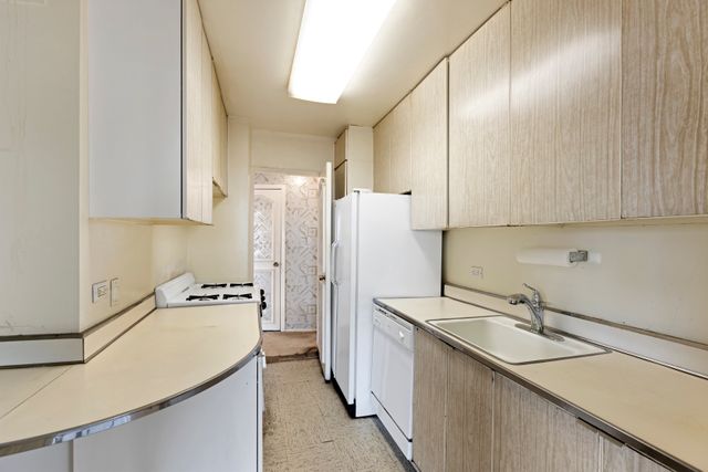 $4,200,000 | 200 Central Park South, Unit 16B | Central Park South