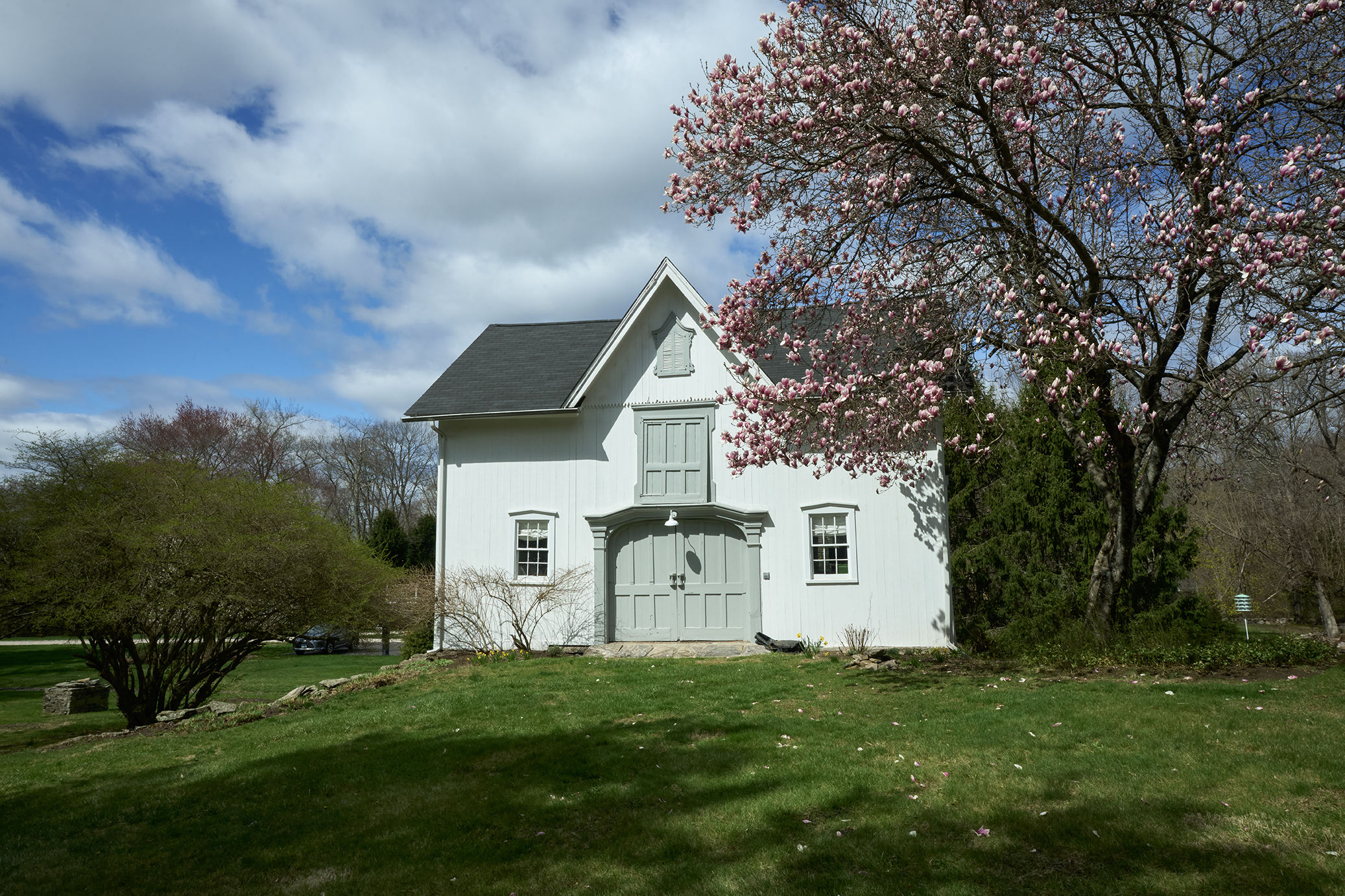 89 Chestnut Hill Road Wilton, CT 06897 - Photo 12 of 12 a front view of a house with a yard