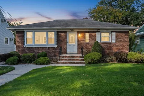 $669,000 | 522 Stewart Avenue | South New York