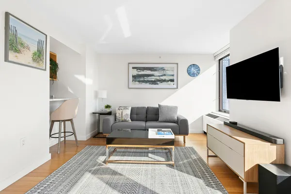 $765,000 | 100 West 39th Street, Unit 38I | Midtown South