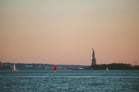 $895,000 | 2 South End Avenue, Unit 7B | Battery Park City