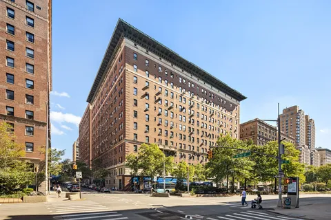 $2,495,000 | 210 West 90th Street, Unit 8L | Upper West Side