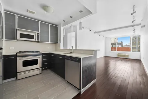 $895,000 | 13-11 Jackson Avenue, Unit 8D | Long Island City