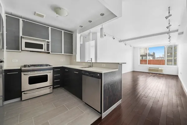 $859,000 | 13-11 Jackson Avenue, Unit 8D | Long Island City