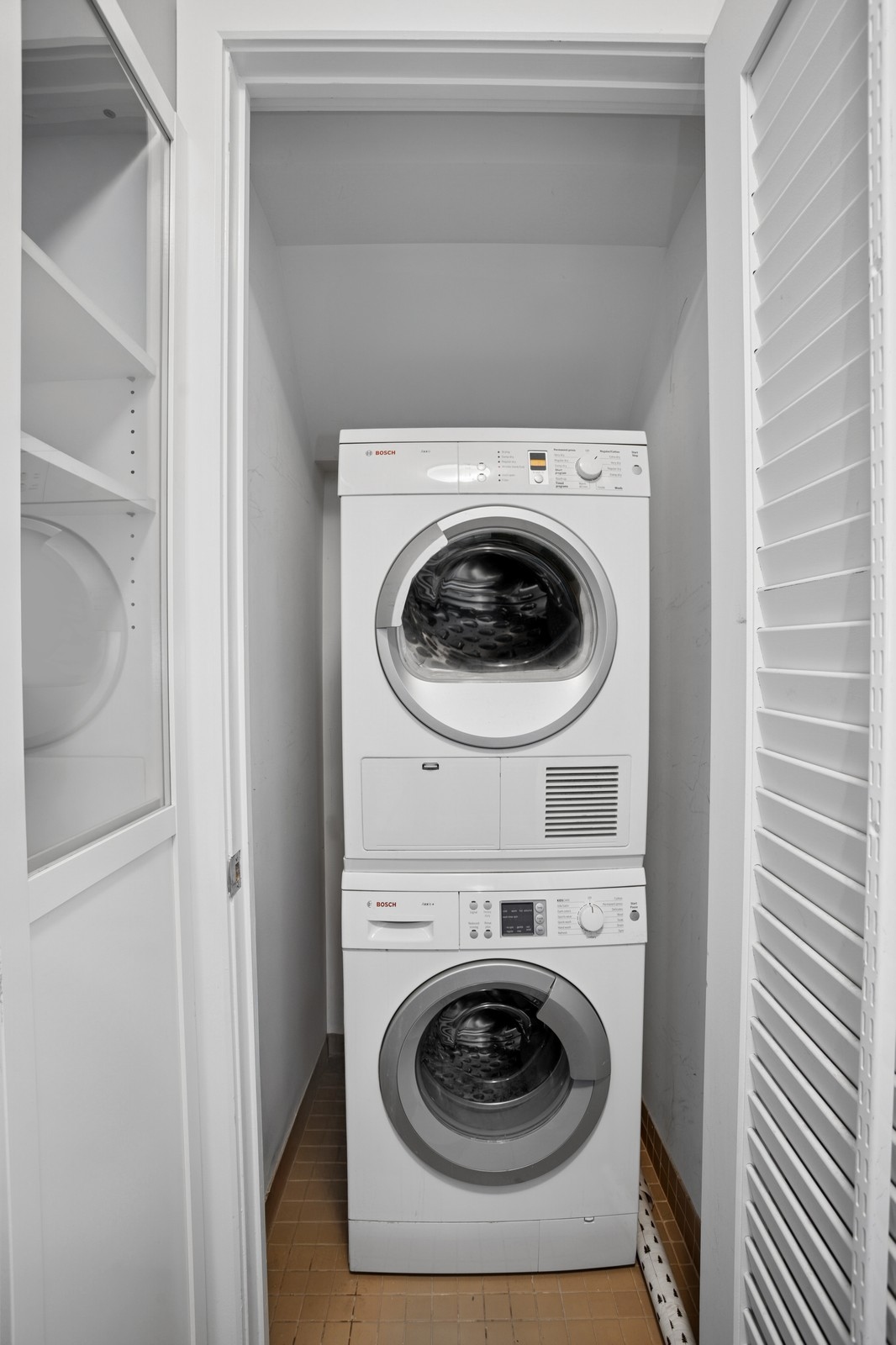 1 Hanson Place, Unit 25C Brooklyn, NY 11243 - Photo 7 of 18 a utility room with dryer and washer