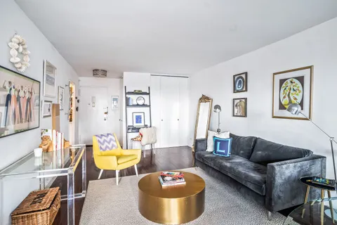 $585,000 | 363 East 76th Street, Unit 14E | Lenox Hill