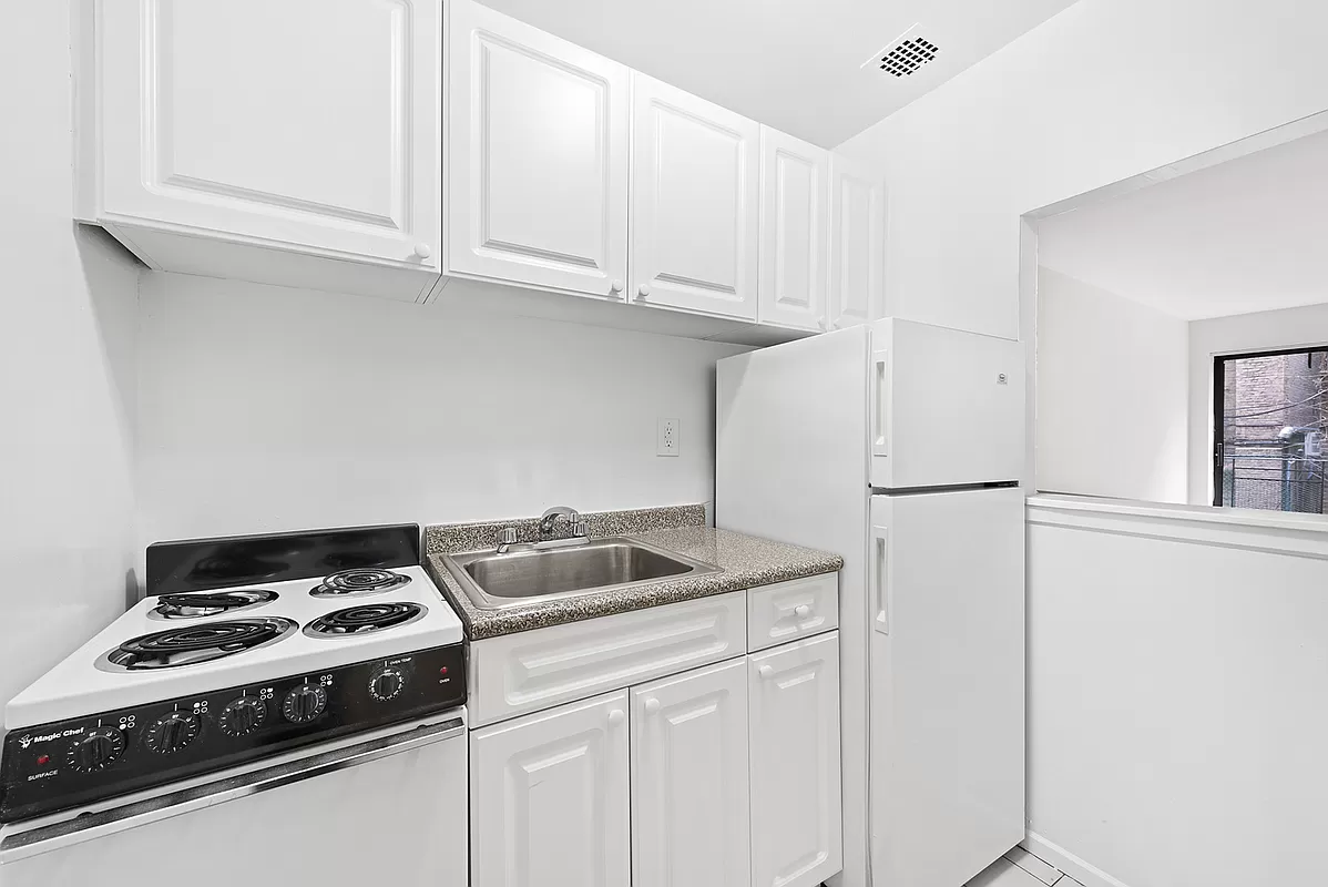 221 East 82nd Street, Unit 3D Manhattan, NY 10028 - Photo 3 of 5