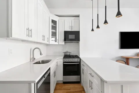 $885,000 | 87 Barrow Street, Unit 5G | West Village