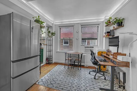 $425,000 | 333 East 43rd Street, Unit 909 | Midtown East