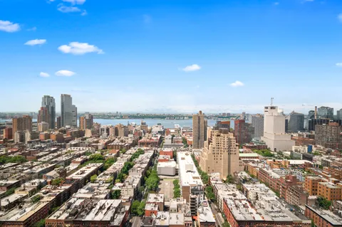 $915,000 | 350 West 50th Street, Unit 29D | Hell's Kitchen