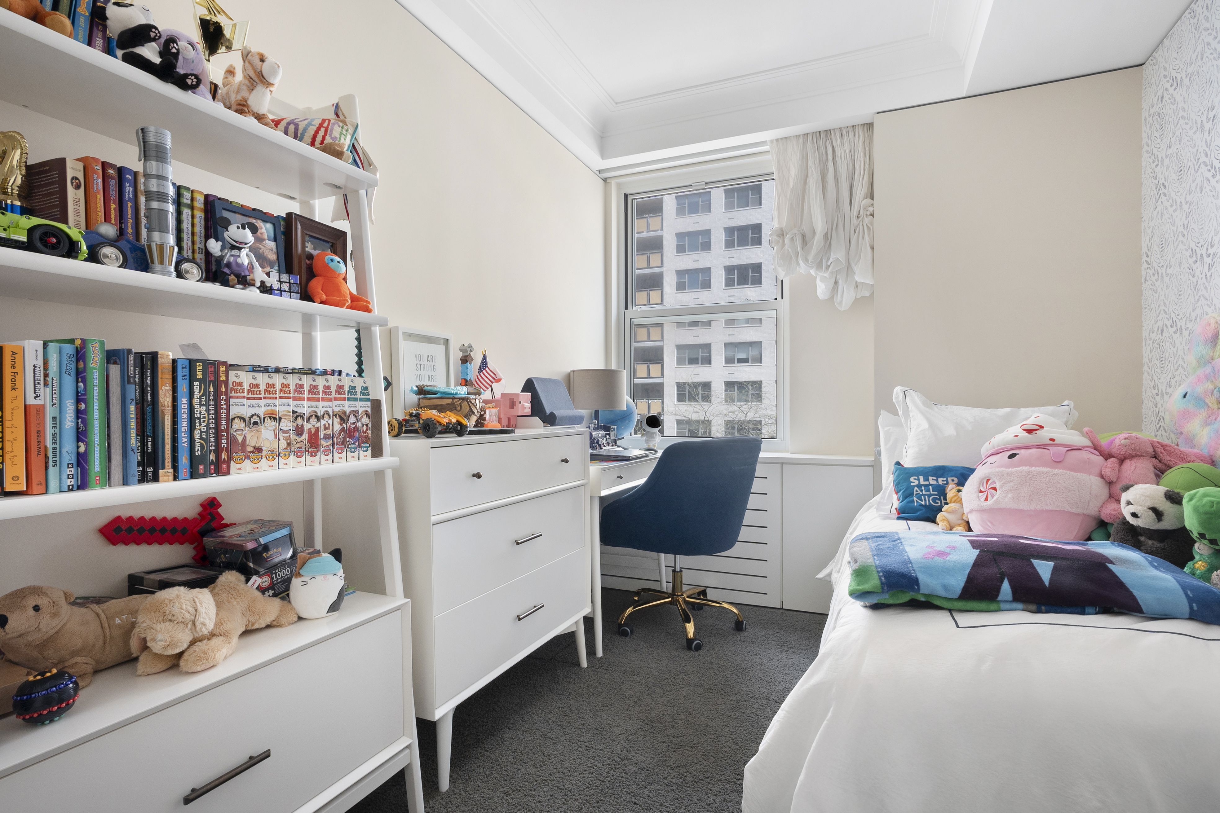 20 West 72nd Street, Unit 500 Manhattan, NY 10023 - Photo 8 of 12 a room with a workspace