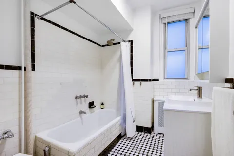 $675,000 | 264 Lexington Avenue, Unit 1D | Murray Hill