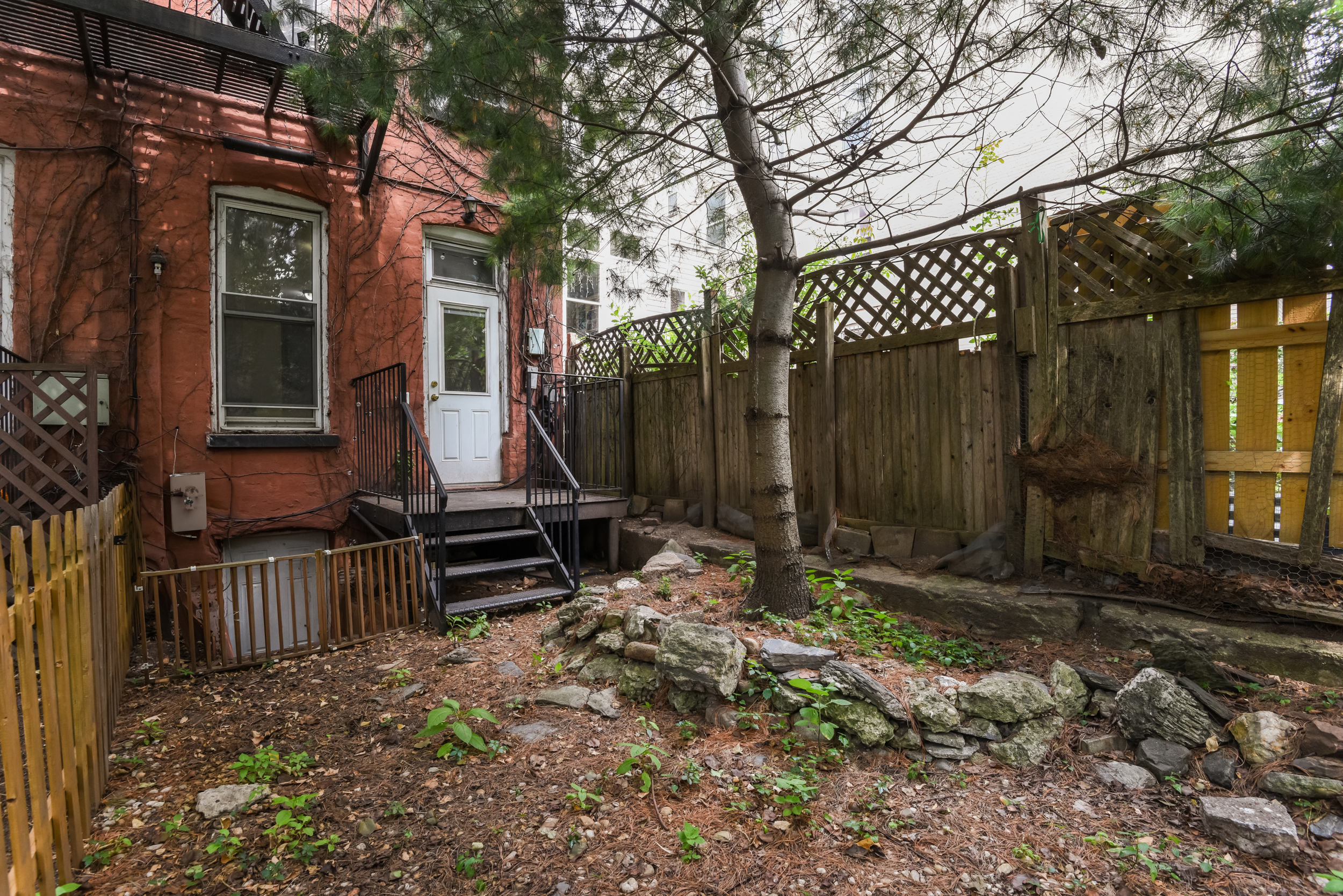 262 12th Street, Unit 1L Brooklyn, NY 11215 - Photo 8 of 10 a backyard of a house with lots of green space