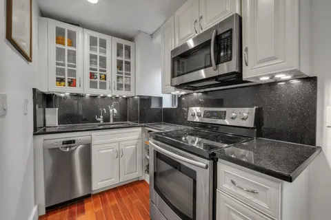 $520,000 | 320 East 42nd Street, Unit 918 | Murray Hill