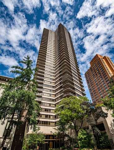 167 East 61st Street, Unit 20E Manhattan, NY 10065 - Photo 21 of 24 a view of a large building