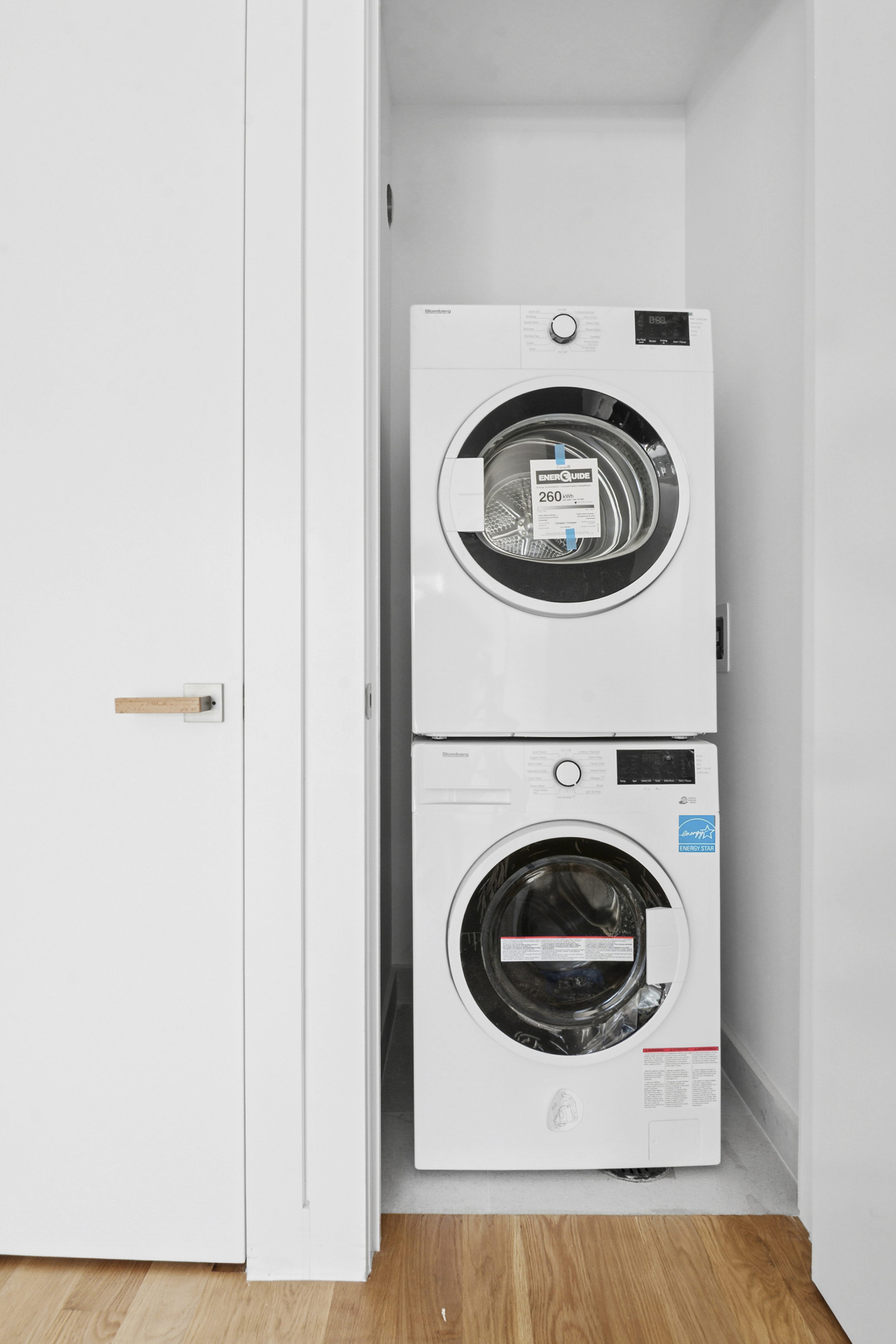 212 Montrose Avenue, Unit 4R Brooklyn, NY 11206 - Photo 8 of 12 a utility room with dryer and washer