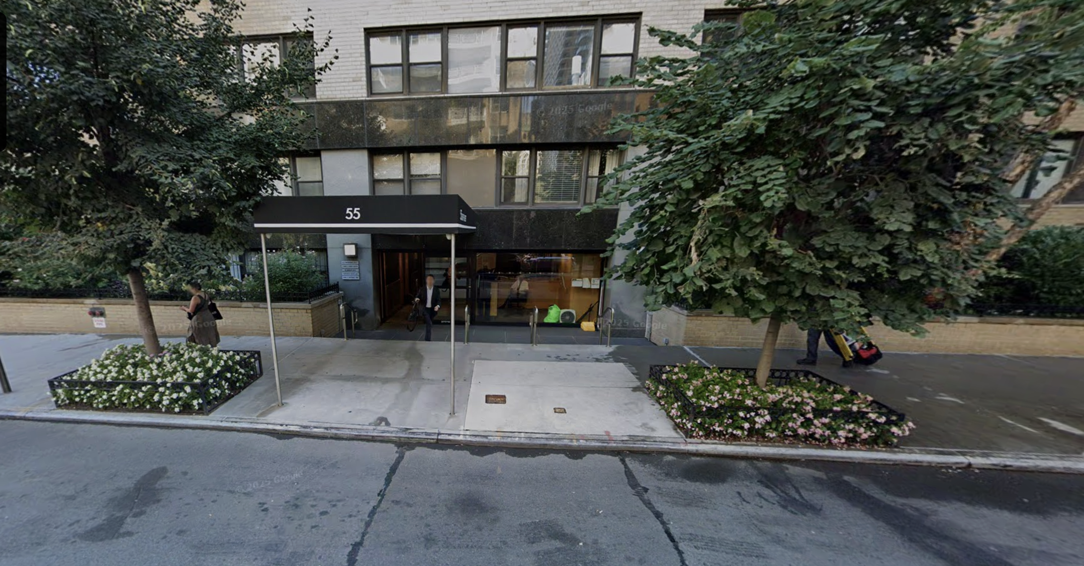 55 East 9th Street, Unit 4N Manhattan, NY 10003 - Photo 8 of 10 a front view of a house with a garden