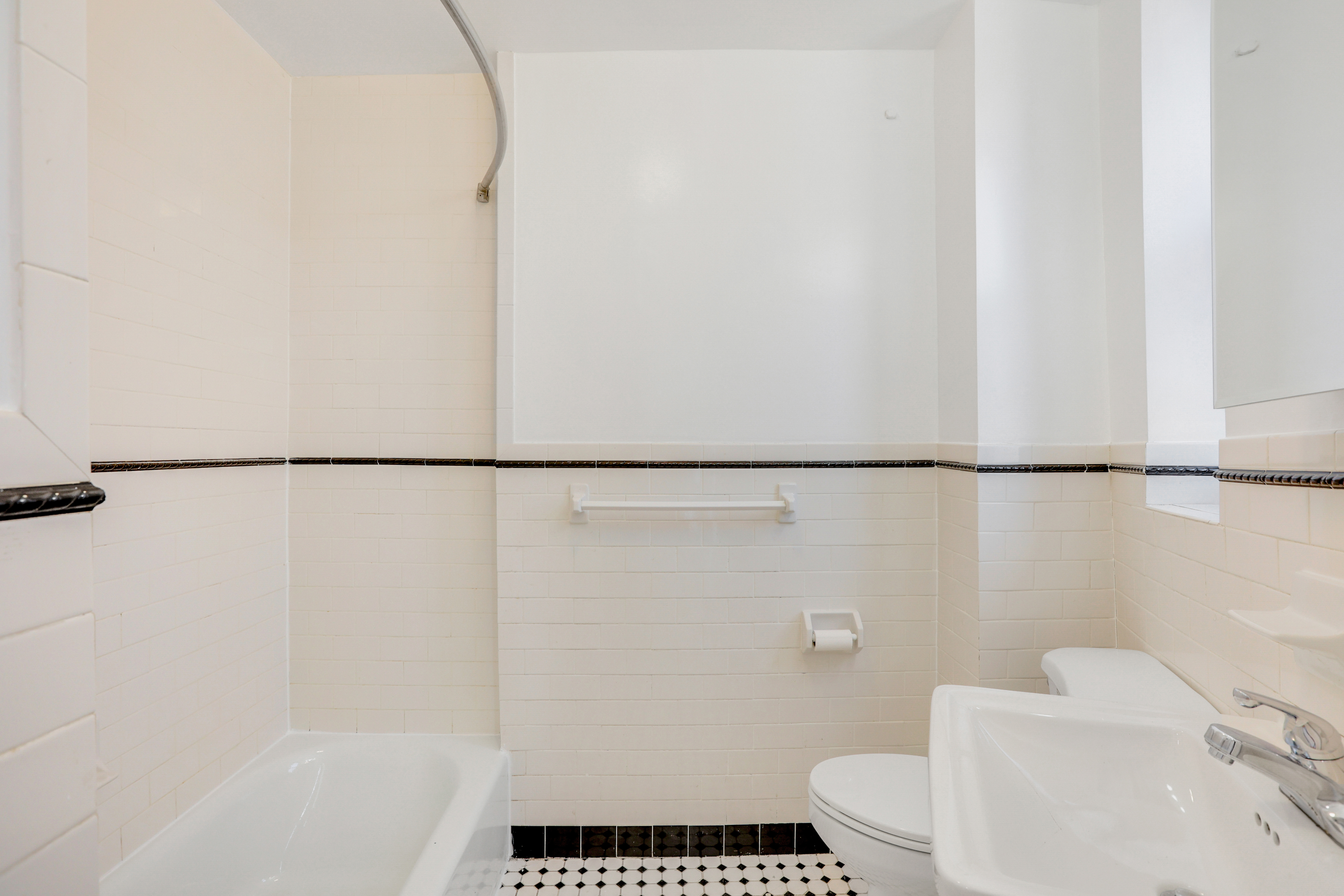 538 Graham Avenue, Unit 4R Brooklyn, NY 11222 - Photo 9 of 10