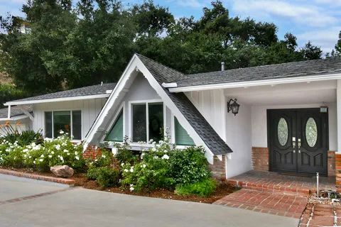 $2,599,000 | 4053 Harclare Lane, Encino, CA 91436