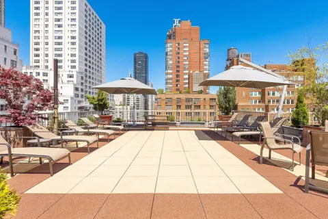 $875,000 | 301 East 62nd Street, Unit 2B | Lenox Hill