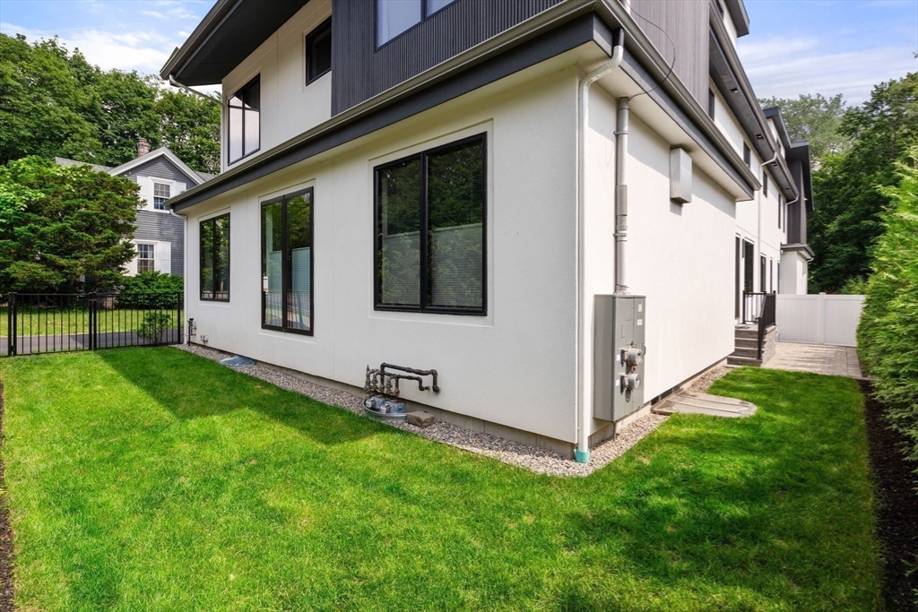 1242 Beacon Street Waban, MA 02468 - Photo 5 of 7