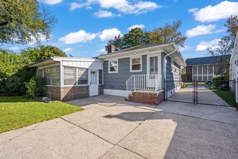 $669,000 | 522 Stewart Avenue | South New York