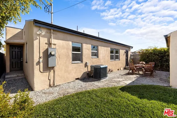 $1,078,000 | 2400 West 74th Street, Los Angeles, CA 90043