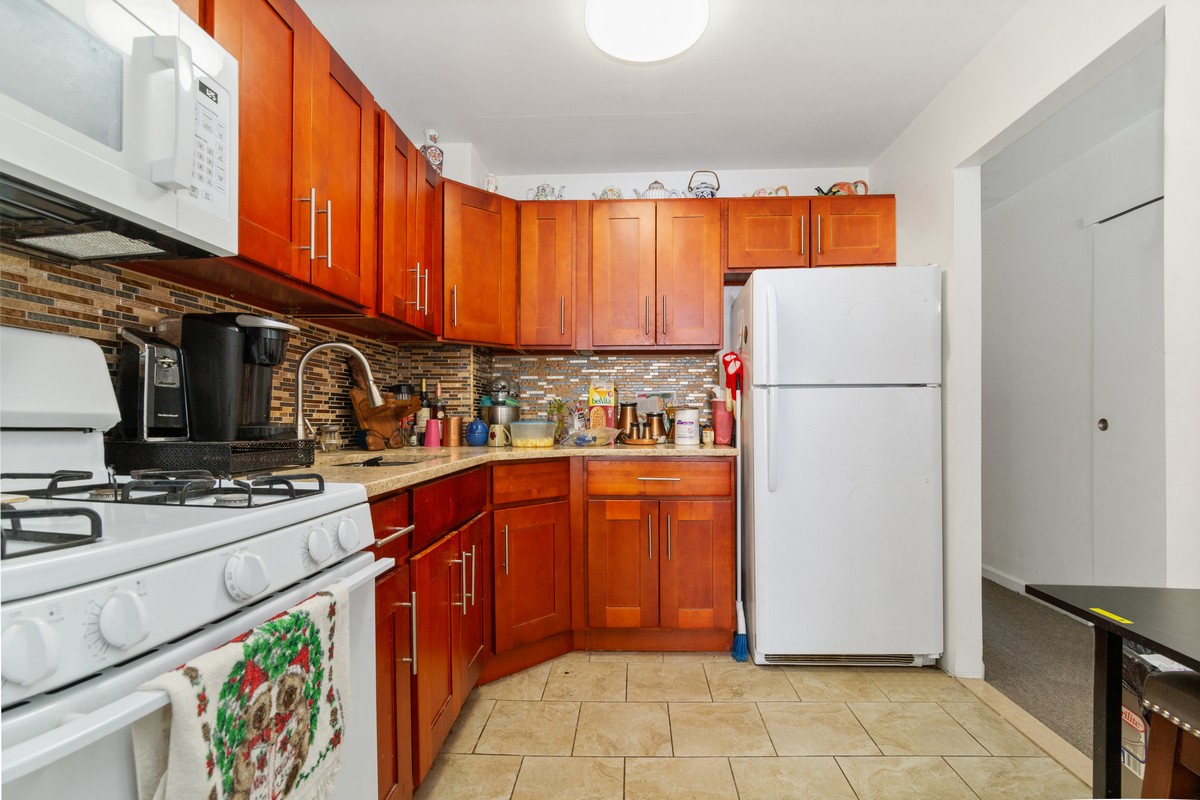 555 Evergreen Avenue Brooklyn, NY 11221 - Photo 2 of 9