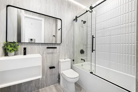 $748,000 | 106 Graham Avenue, Unit 2B | Williamsburg