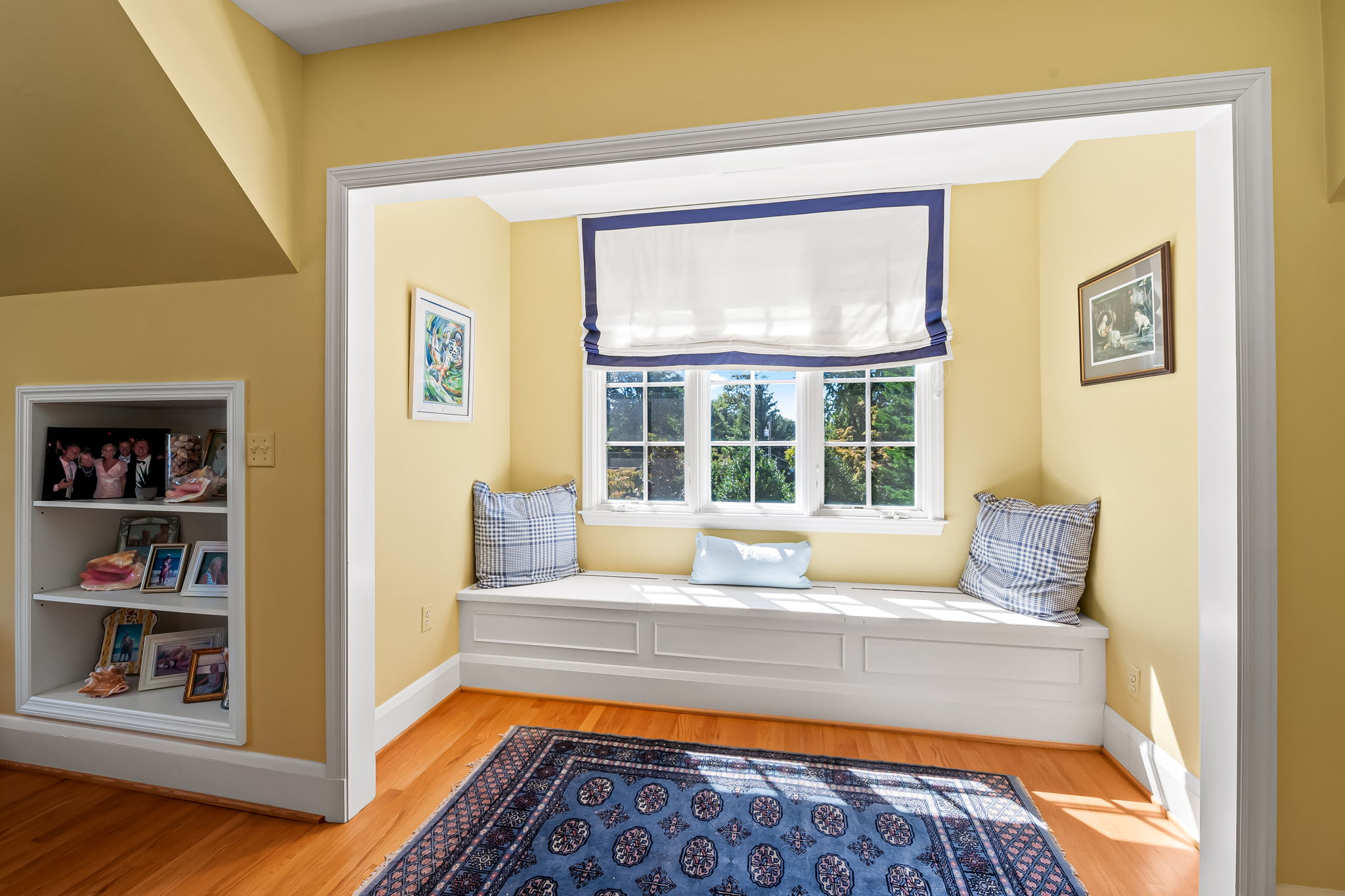 910 Army Road Towson, MD 21204 - Photo 33 of 62 a living room with a bed and a window with rug