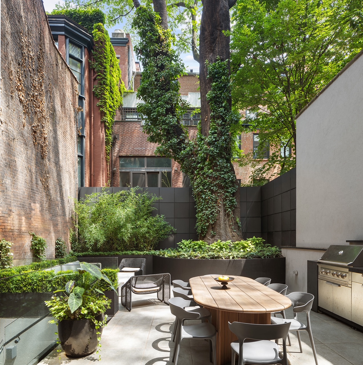 17 East 9th Street Manhattan, NY 10003 - Photo 7 of 32 a view of a patio with table and chairs and potted plants