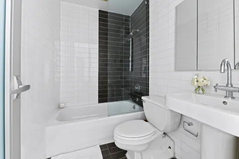 $458,000 | 4 Lexington Avenue, Unit 8J | Gramercy