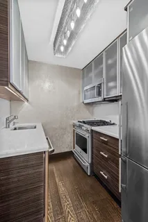 $925,000 | 301 East 62nd Street, Unit 2B | Lenox Hill