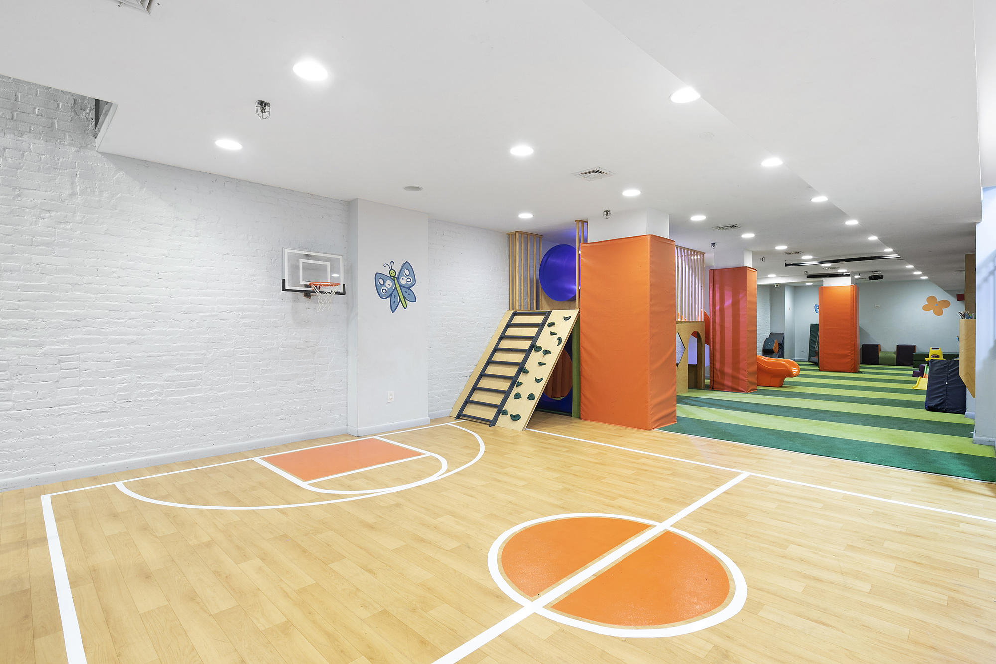 25 Murray Street, Unit 4A Manhattan, NY 10007 - Photo 8 of 11 a view of a swimming pool