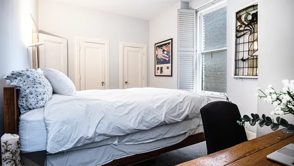 $995,000 | 907 5th Avenue, Unit 4F | Lenox Hill